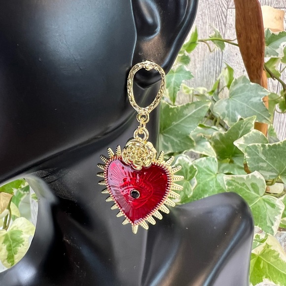 Gothic Chic Heart All-Seeing Eye Earrings - Eclectic Statement Earrings - Picture 3 of 7